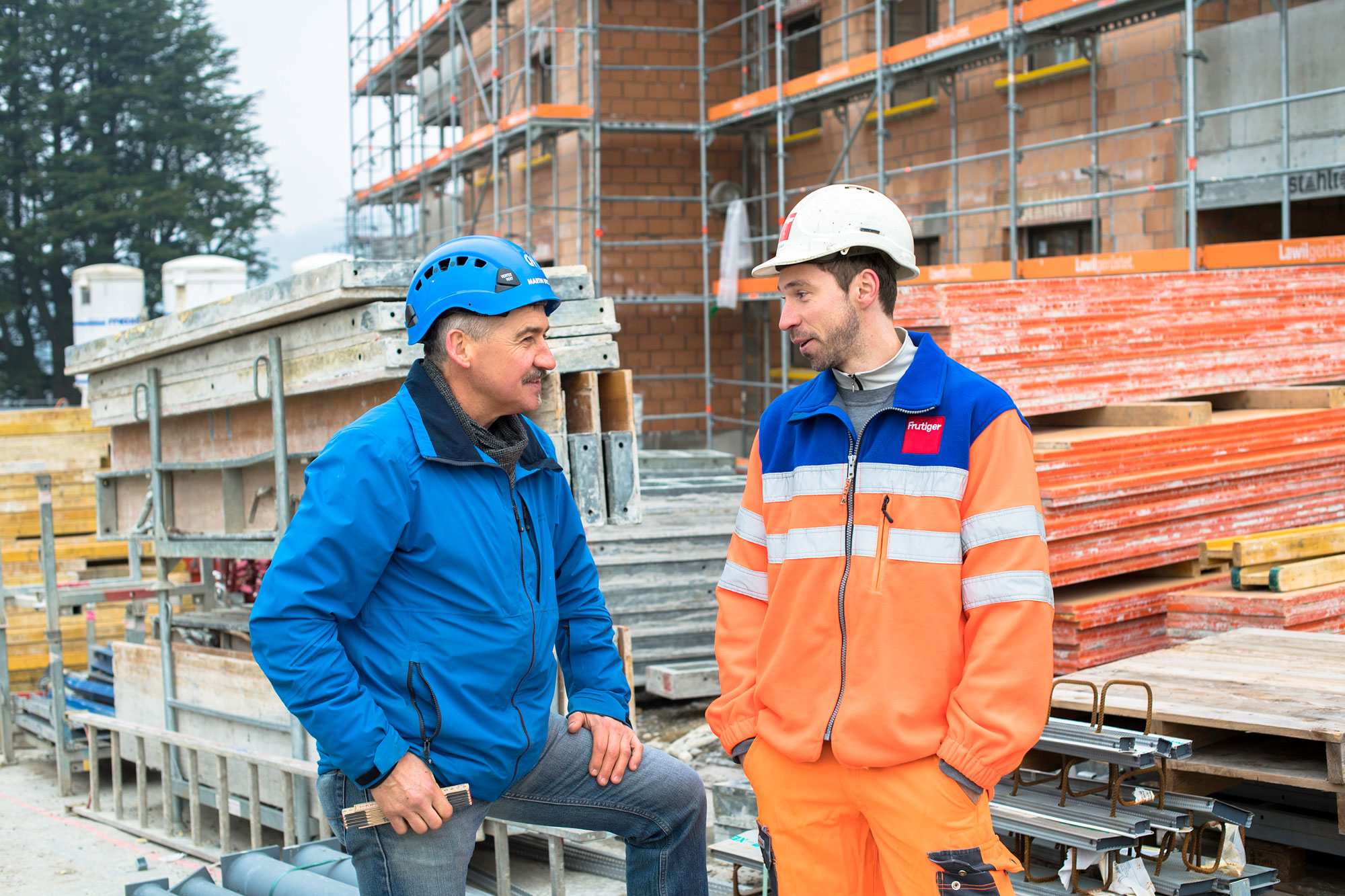 Terminplanung auf Baustelle mit Architekt