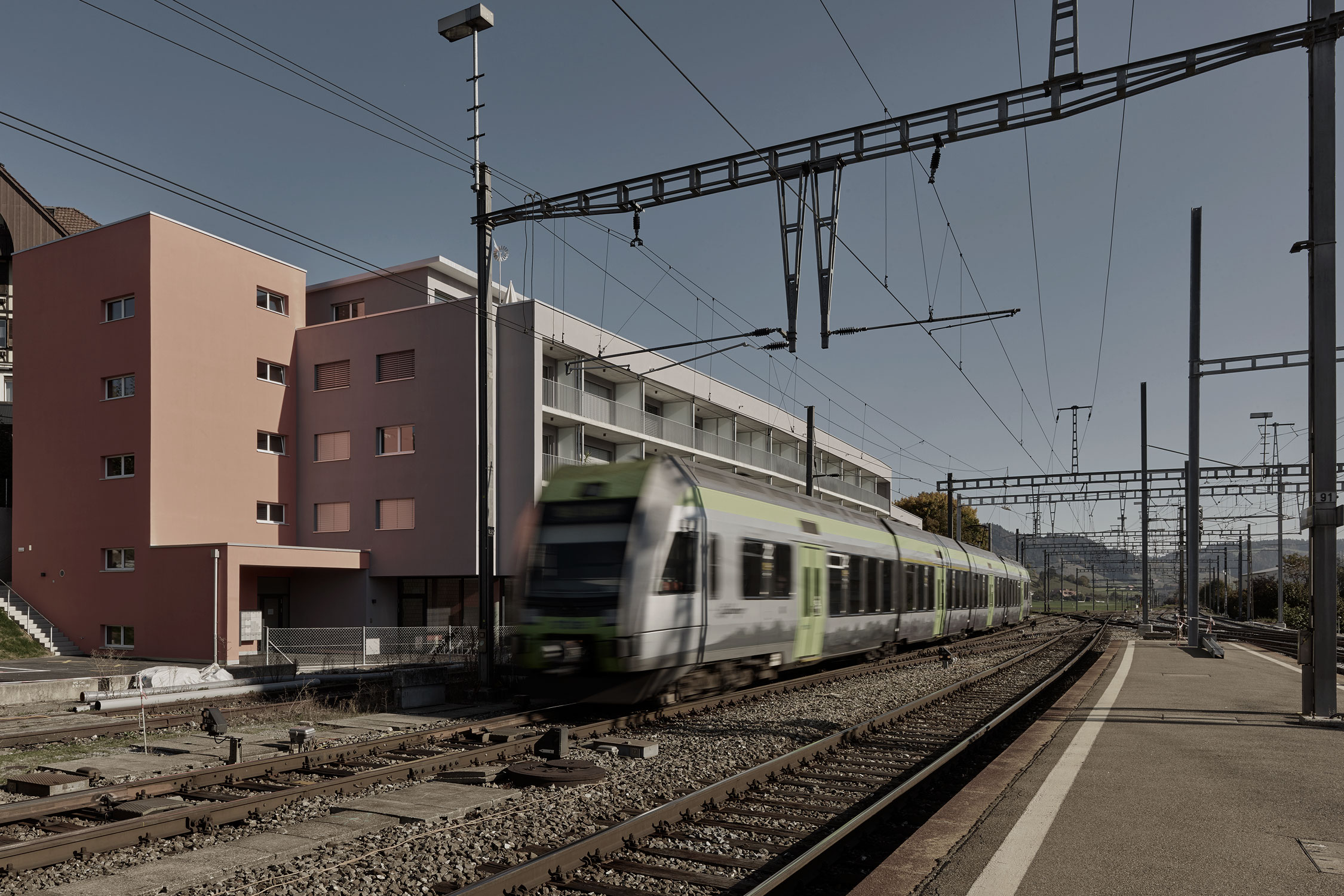 Moderne Wohn&uuml;berbauung beim Bahnhof