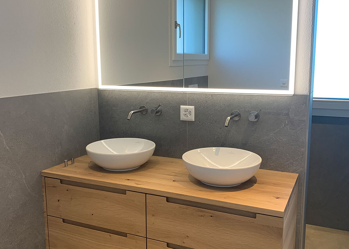 Modernes Bad mit Holzunterbau