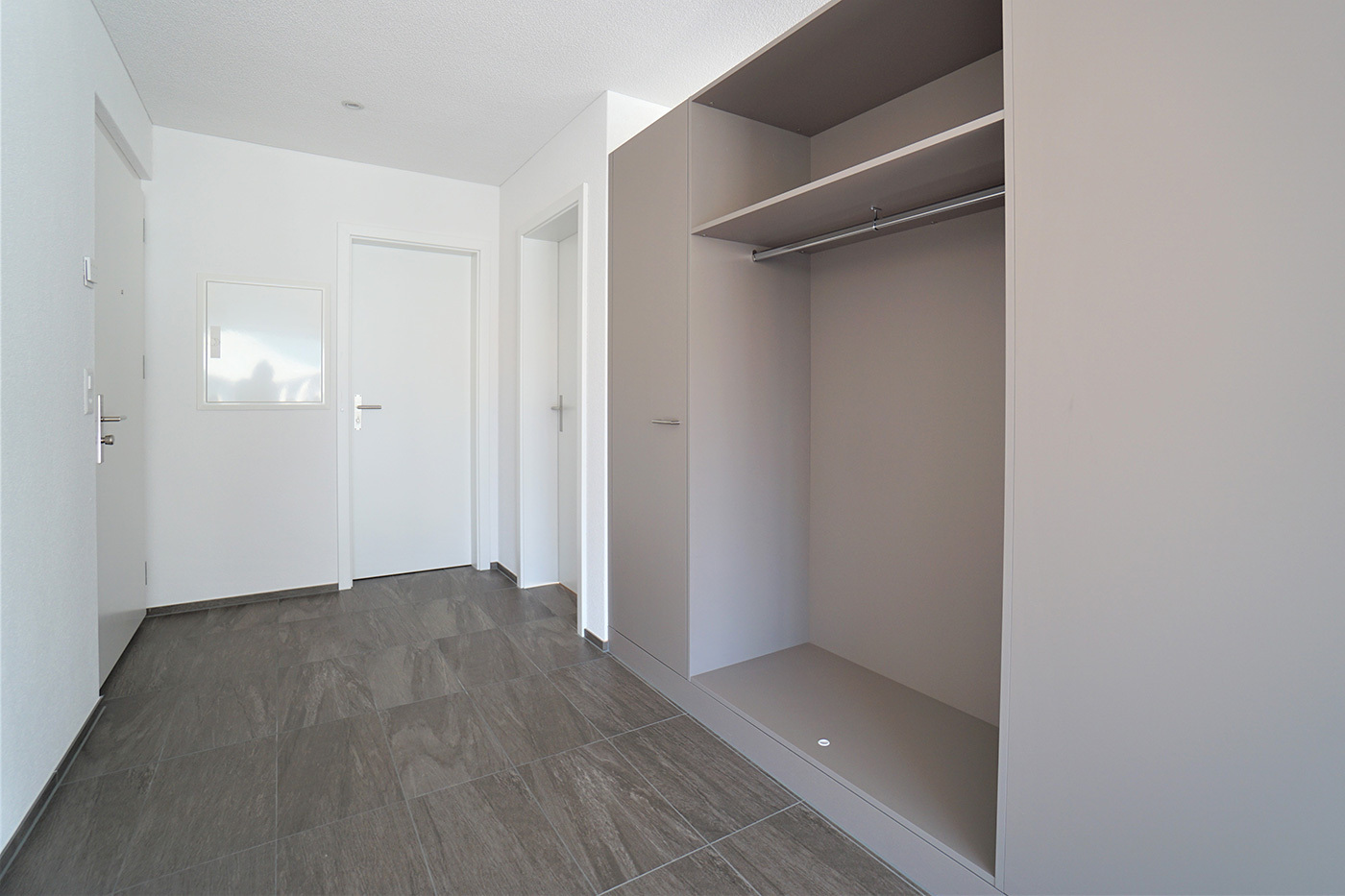 Eingang zu Wohnung mit Einbauschrank