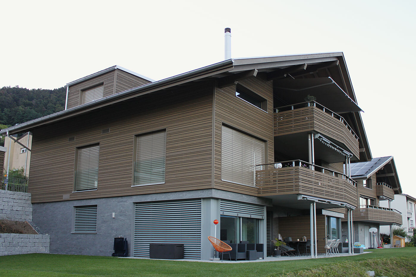 Modernes Mehrfamilienhaus mit Holzfassade