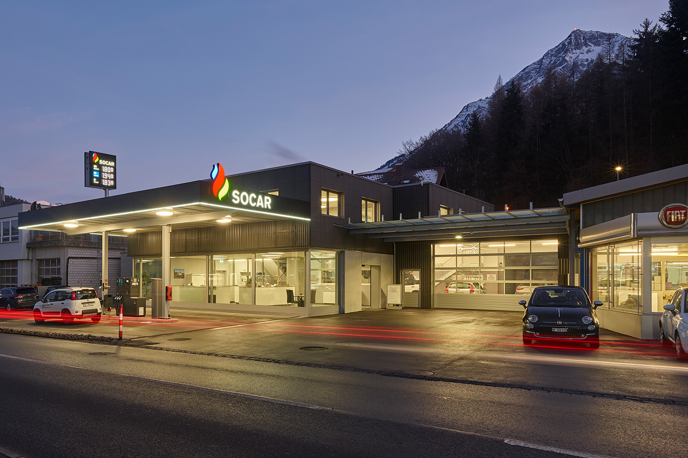 Zeughaus-Garage in Spiez bei Nacht