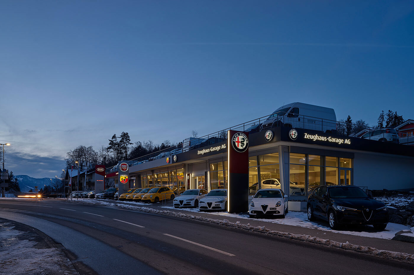 Autogarage aus Stahl, Glas und und Beton