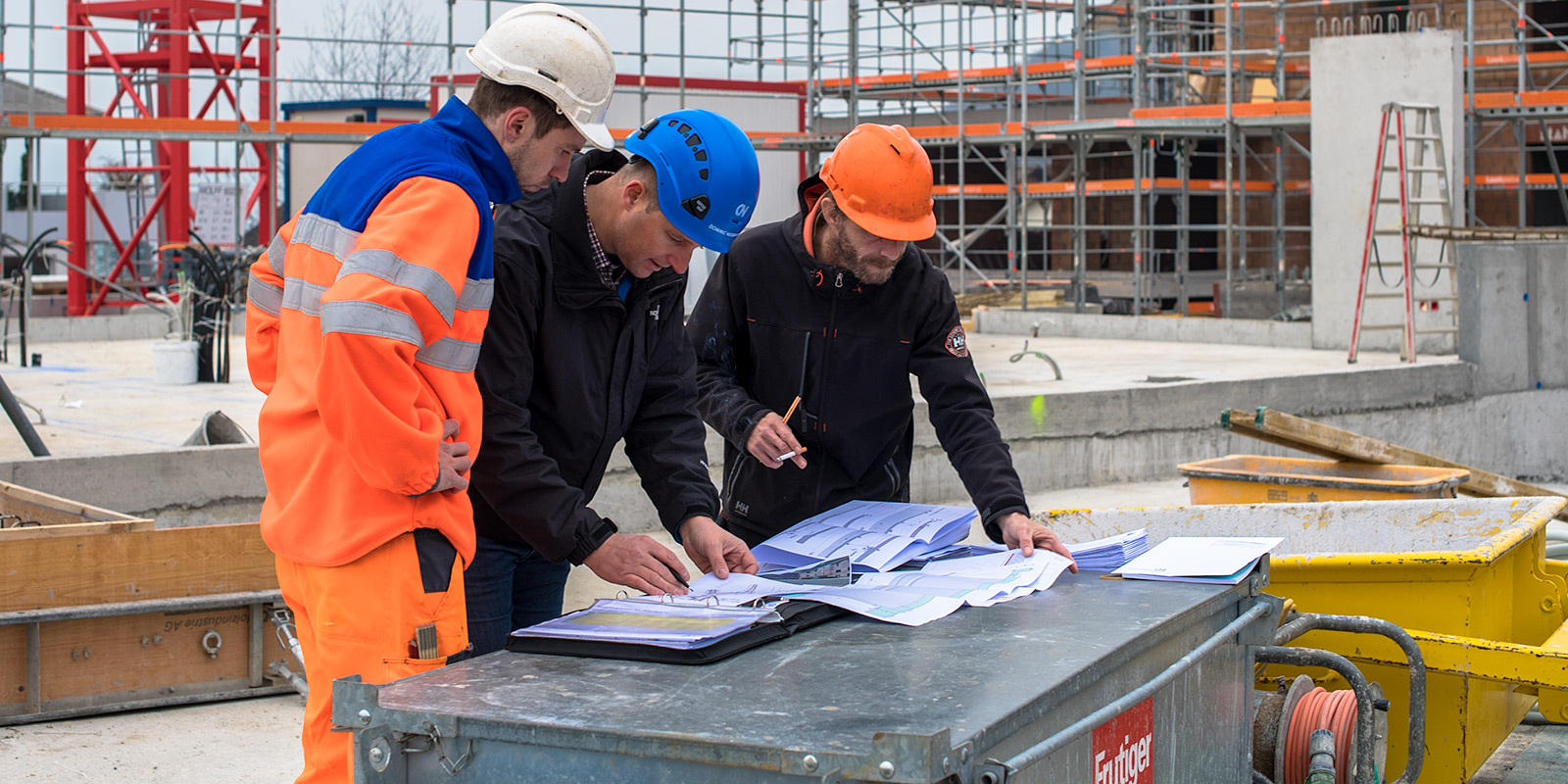 Bauleiter auf Baustelle